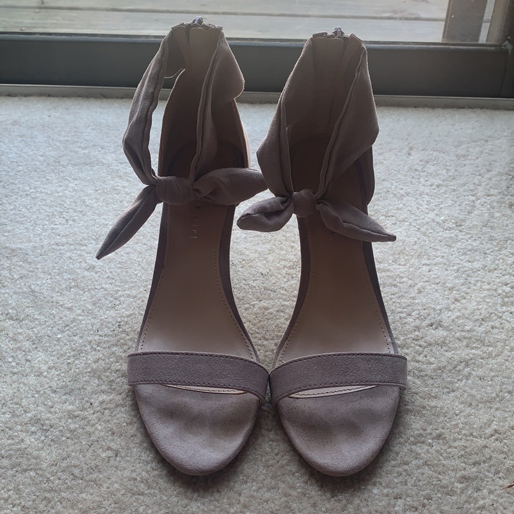 Madden Girl taupe heels with bows, 6.5